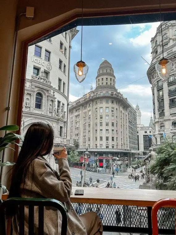 Palco urbano: el vertiginoso pulso de la city desde las alturas